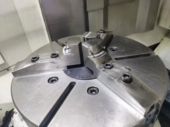 Hydraulisches, selbstzentrierendes Dreibackenfutter
